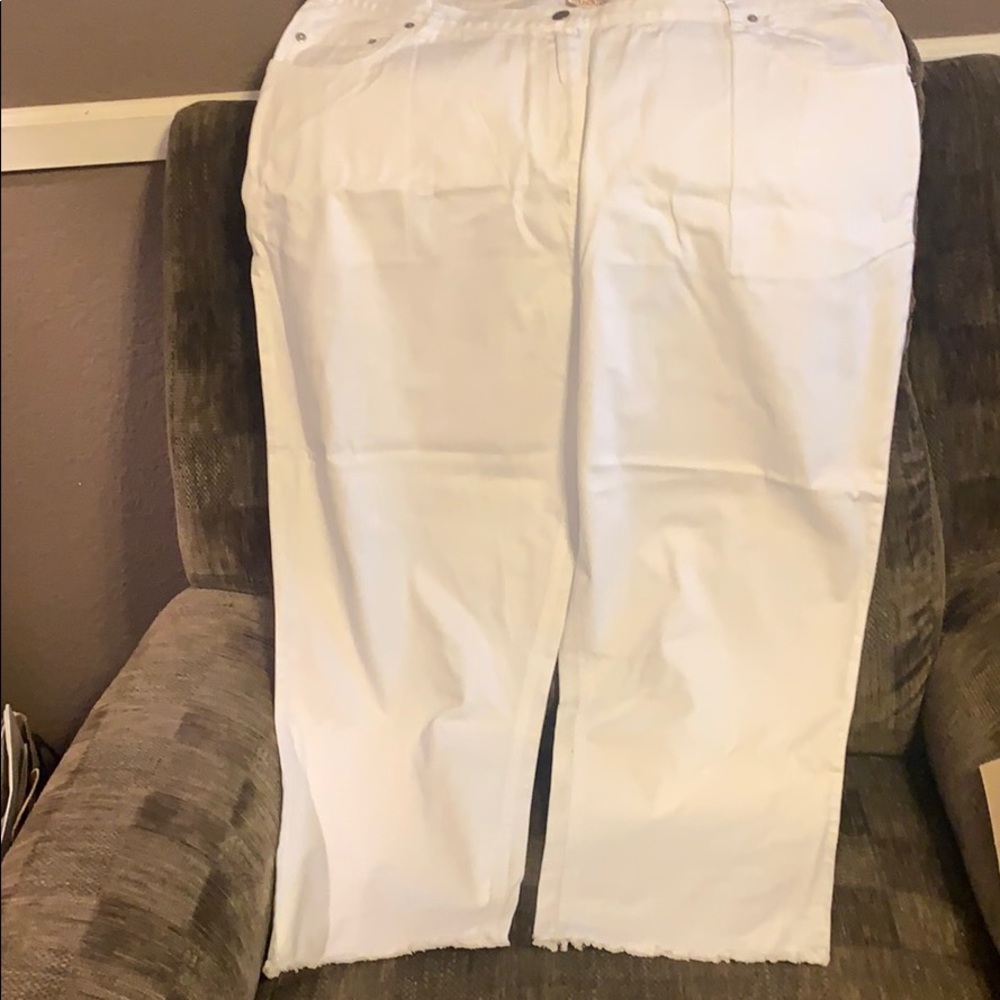 White full-length jeans w/cute frayed bottom! 🤍🤍